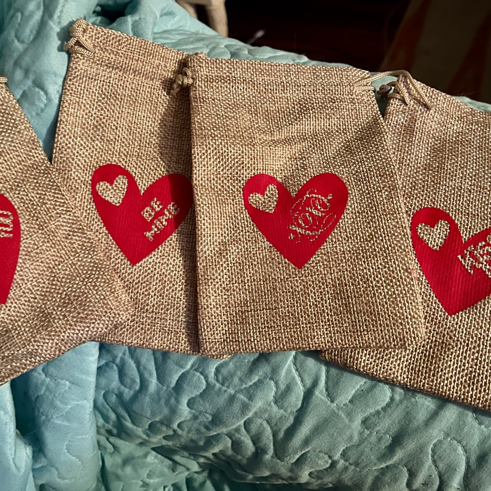 100 maybe 102 count. Valentines gift bags.  3x5